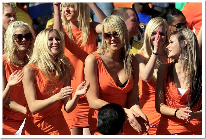 D14061020.JPG JOHANNESBURGO, Sudáfrica.-Mundial-Holanda-Dinamarca. Aficionados de futbol se dan cita en el estadio Soccer City de esta ciudad, previo a encuentro de la selección nacional de Holanda ante Dinamarca, en el marco de la Copa del Mundo Sudáfrica 2010. EGV. Foto: Agencia EL UNIVERSAL/Ramón Romero. 