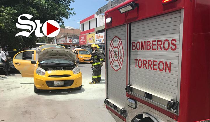 Taxi se incendia en el Centro de Torreón