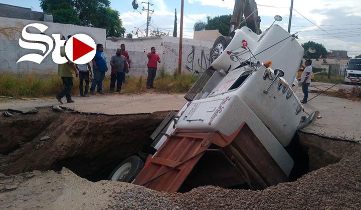 Se hunde camión en socavón de la colonia Ciudad Nazas en Torreón