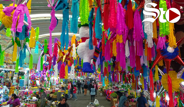 Piñatas reviven el color de la Navidad en México.