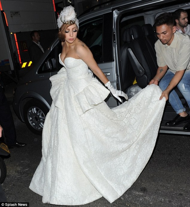 lady gaga sale de fiesta vestida de novia, siglo torreón
