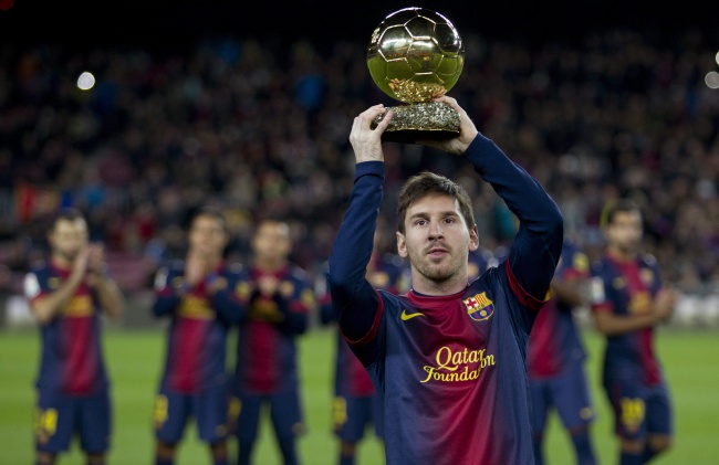 Messi presenta su Balón de Oro al Camp Nou