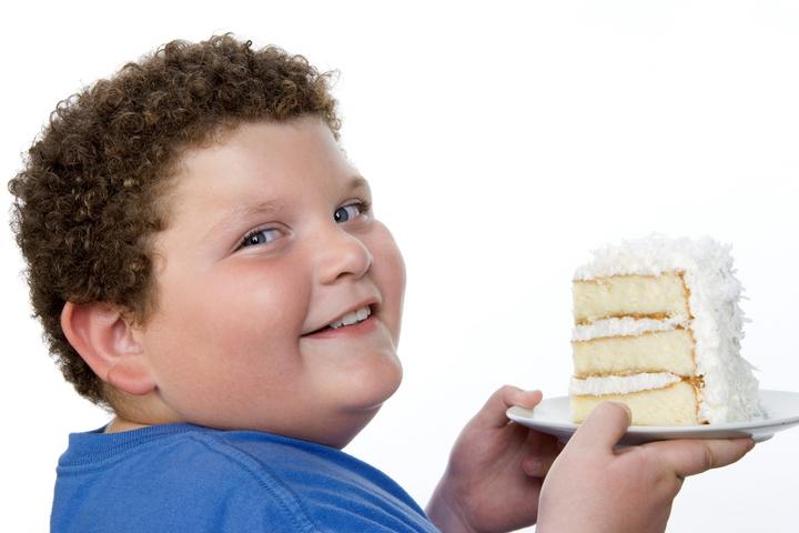 Dečak sa parčetom torte