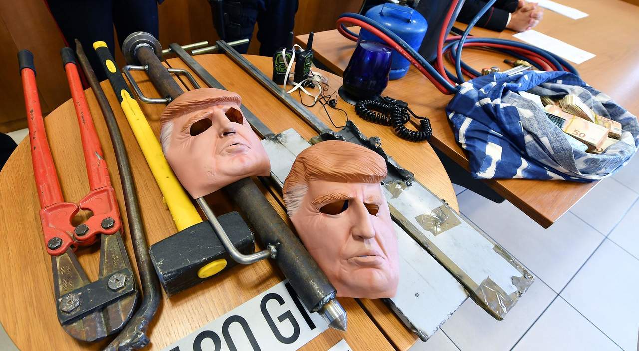 Las máscaras para la persona de la casa con el efecto que aprieta