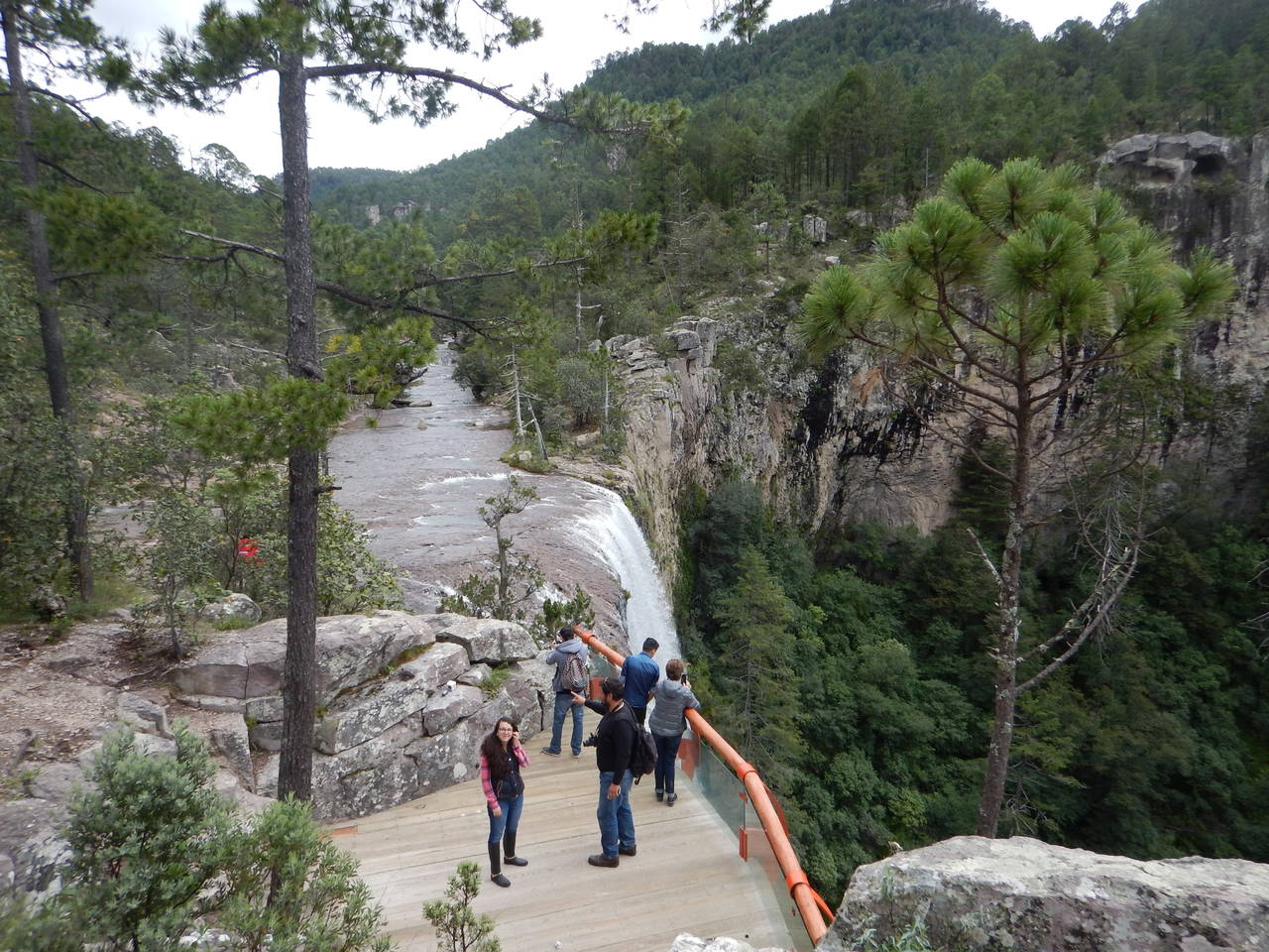 Personas mirado al Salto de Agua Llovida