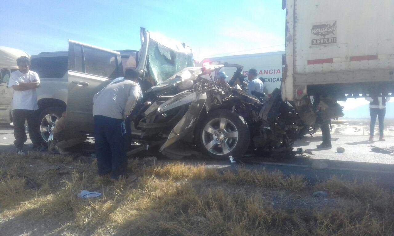 Camioneta se impacta contra tráiler en la Torreón-Saltillo; tres lesionados. Noticias en tiempo real