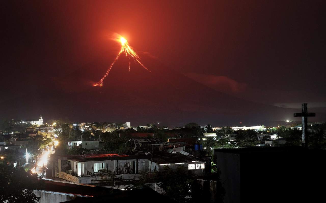 Desciende lava incandescente de volcán Mayón en Filipinas. Noticias en tiempo real