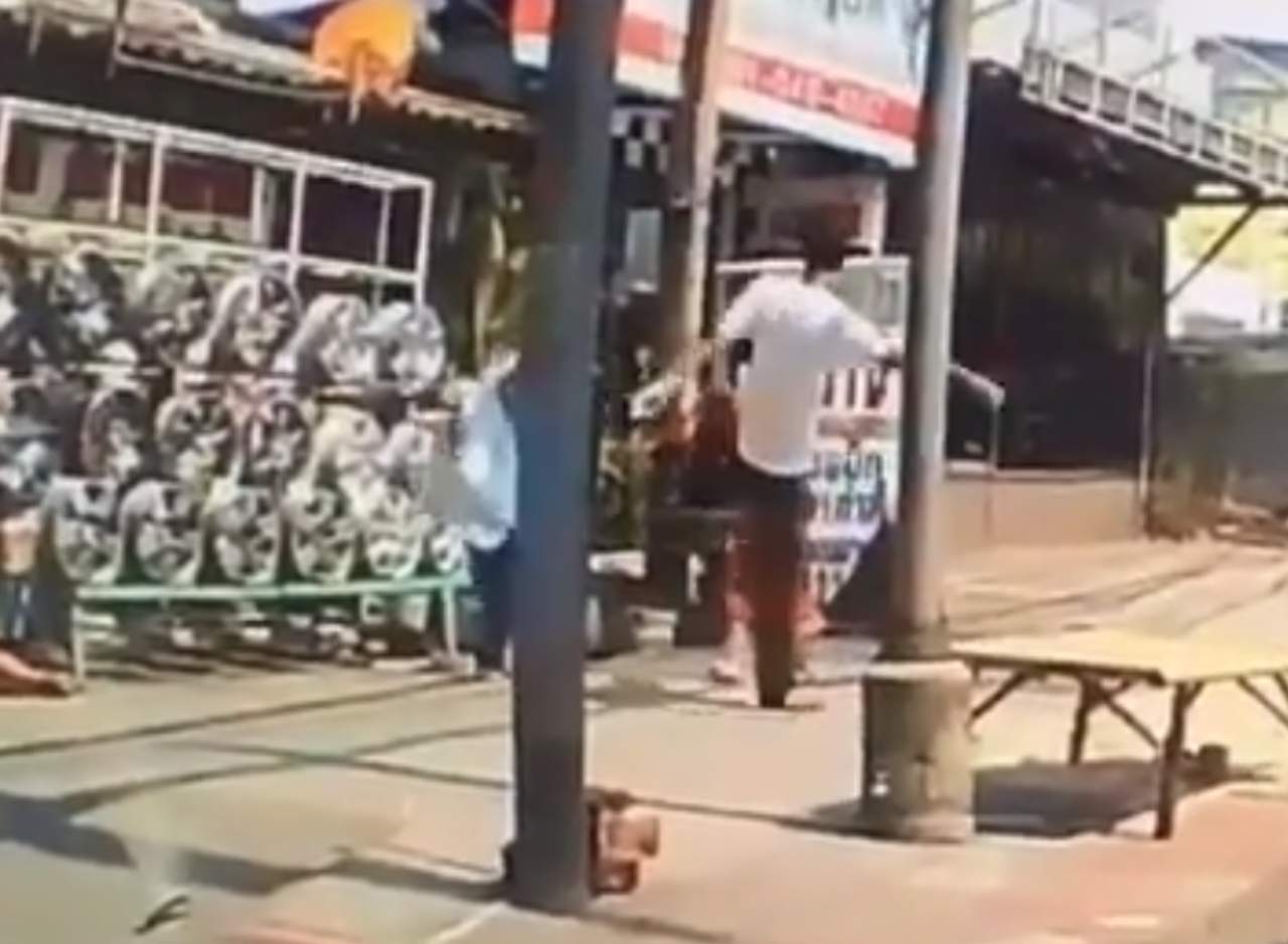 Video de un hombre pateando a un niño causa indignación. Noticias en tiempo real