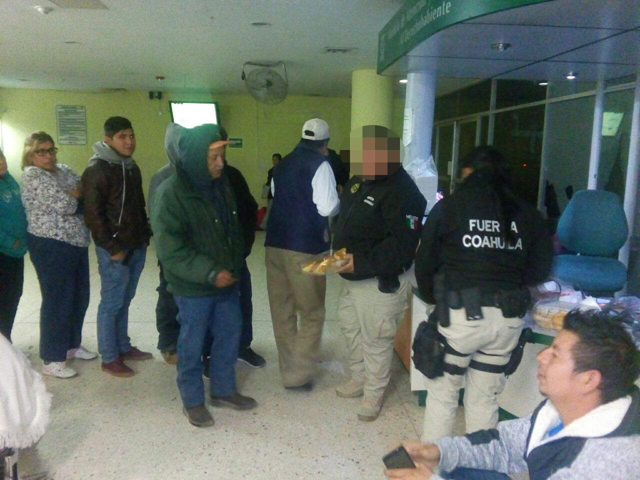 Fuerza Coahuila regala café y pan en la clínica 16 del IMSS. Noticias en tiempo real