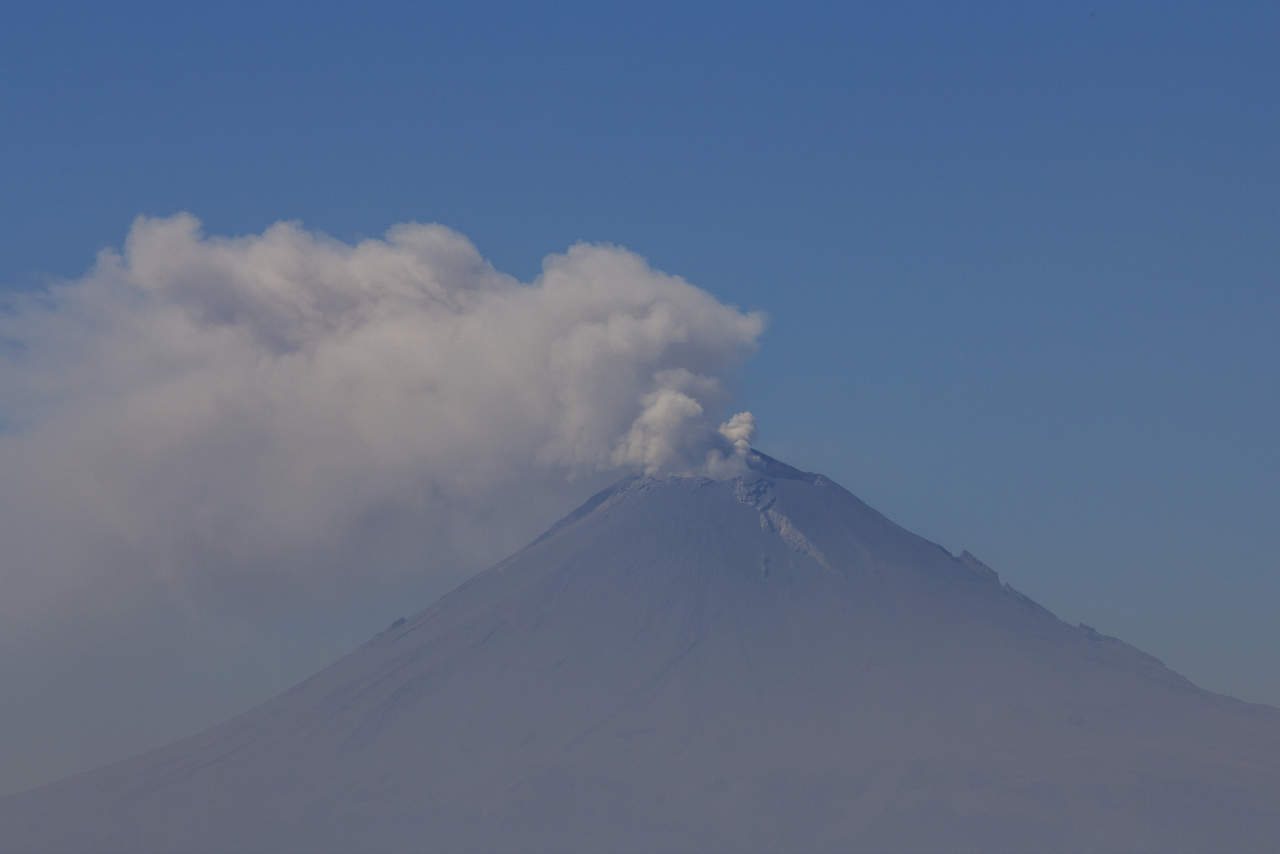 Emite Popocatépetl  leve explosión con fragmentos incandescentes. Noticias en tiempo real