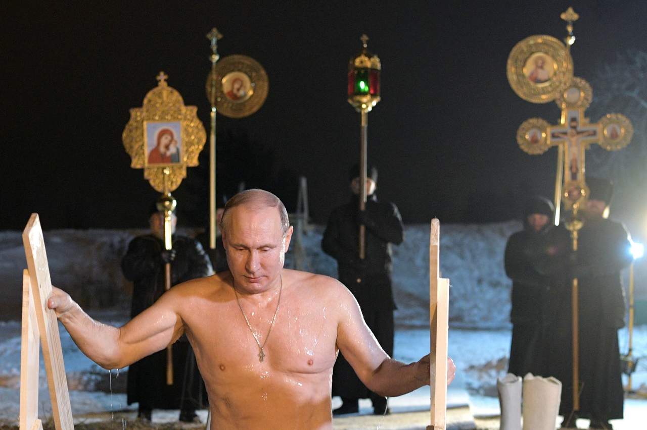 Putin se baña en un lago helado para celebrar la Epifanía. Noticias en tiempo real