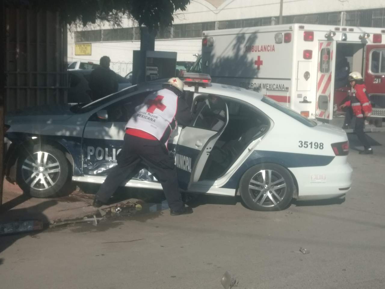Policías de Torreón quedan prensados al provocar accidente vial. Noticias en tiempo real