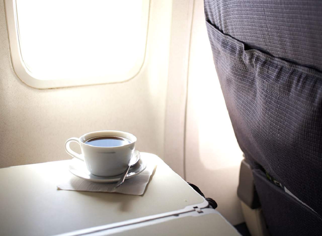 Revelan por qué no es bueno pedir café en los aviones. Noticias en tiempo real