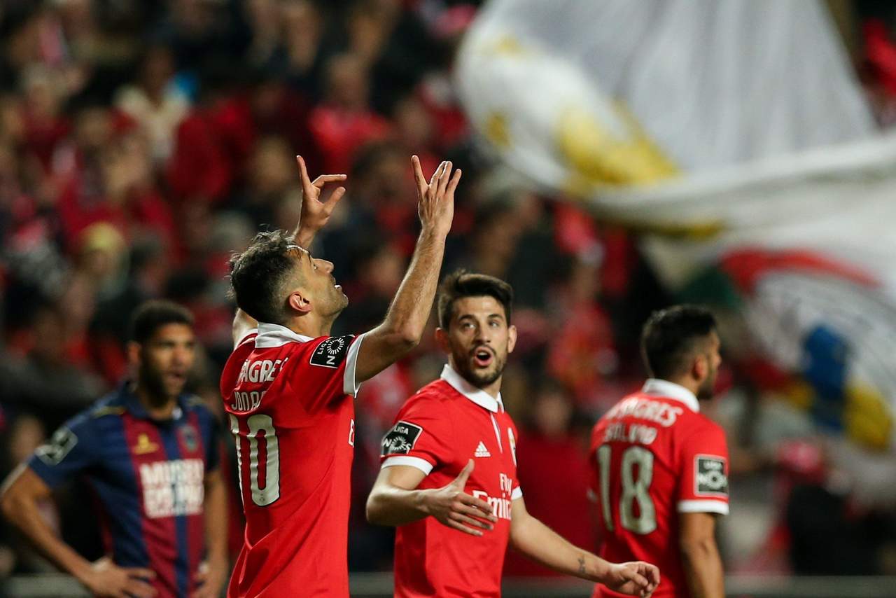 Raúl Jiménez entra de cambio en victoria del Benfica. Noticias en tiempo real