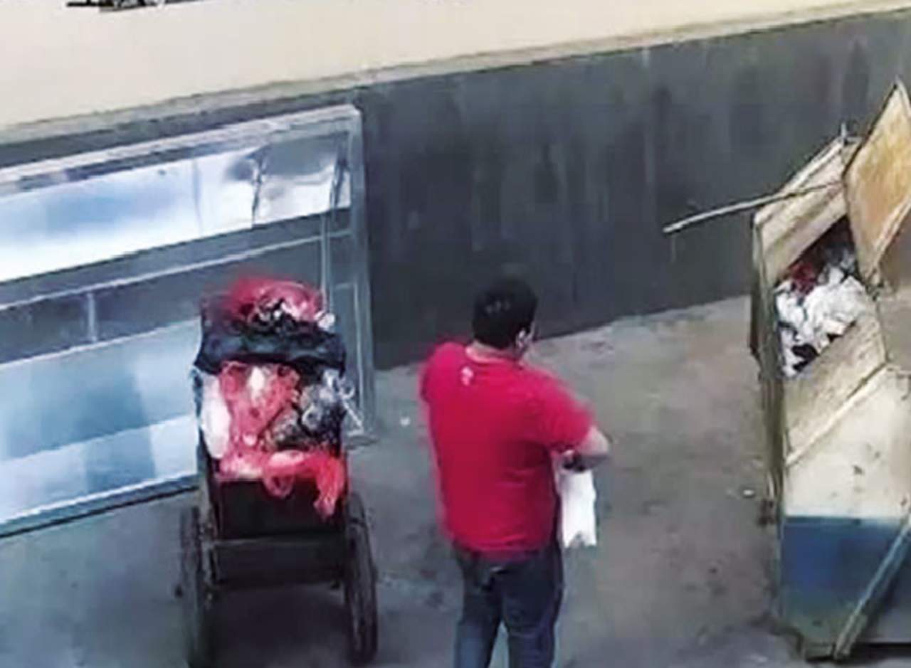 Captan a hombre tirando un bebé a un contenedor de basura. Noticias en tiempo real