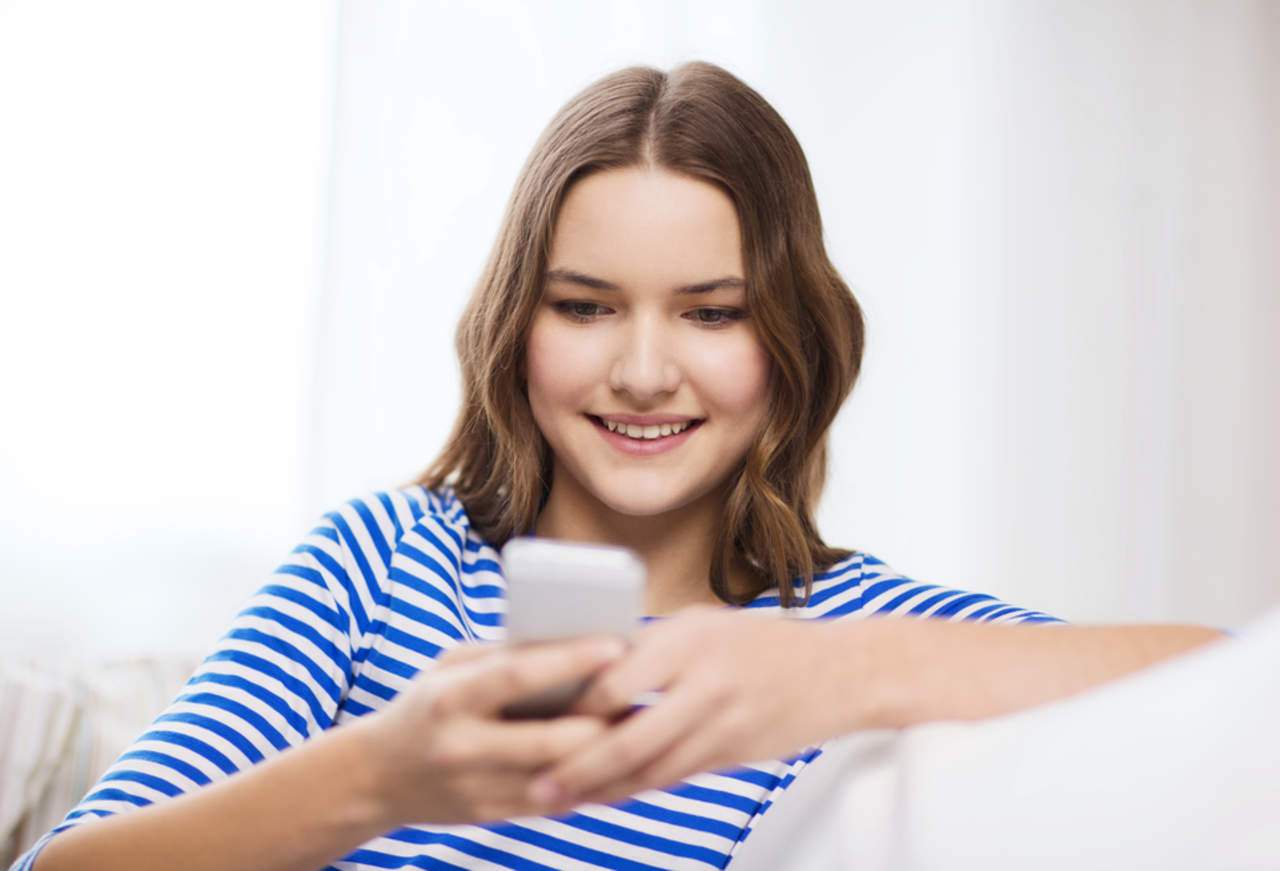 Jóvenes que pasan más tiempo enganchados al móvil son más infelices. Noticias en tiempo real