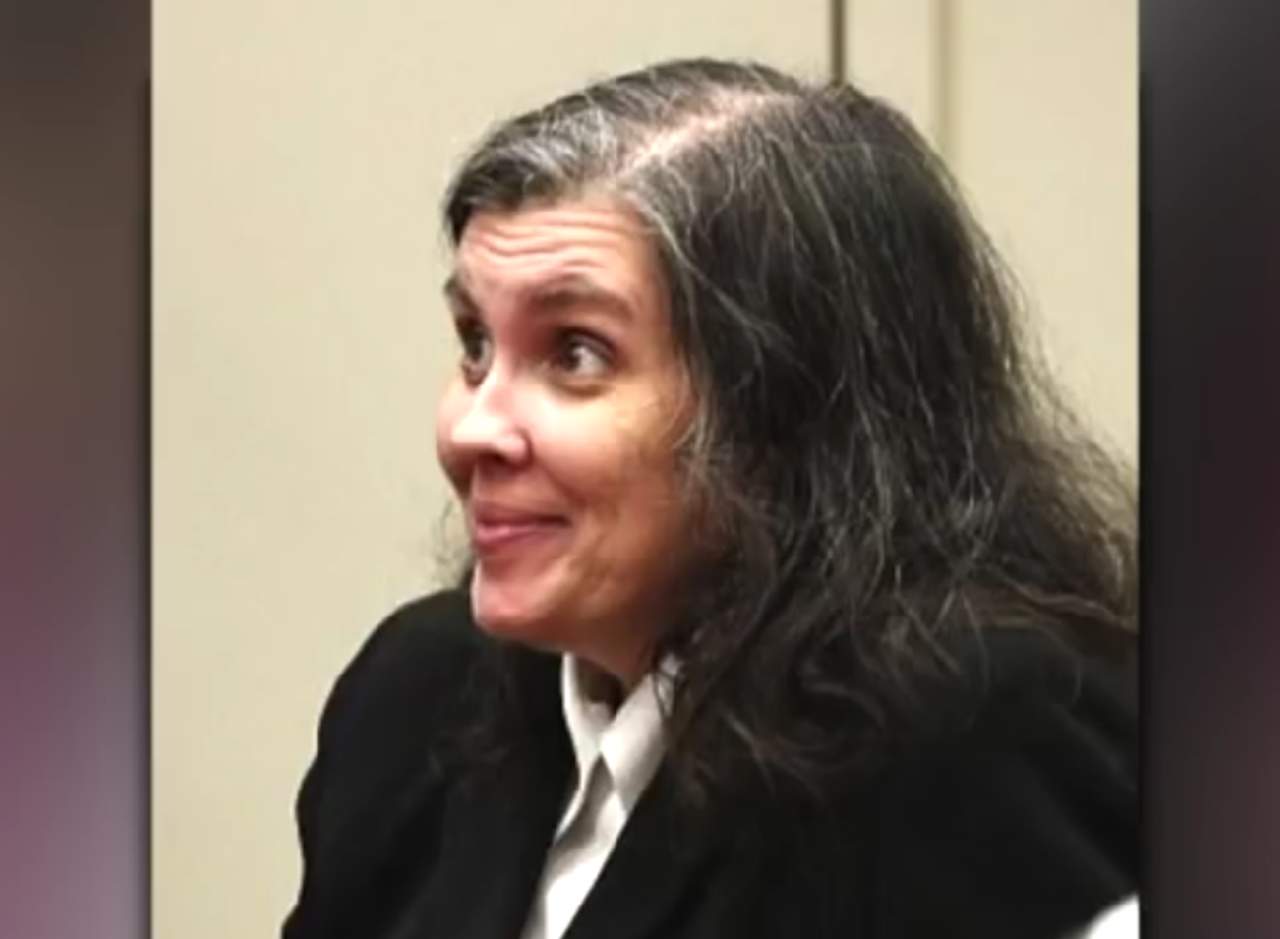 Madre que torturó a sus 13 hijos sonríe al oír la orden del juez. Noticias en tiempo real