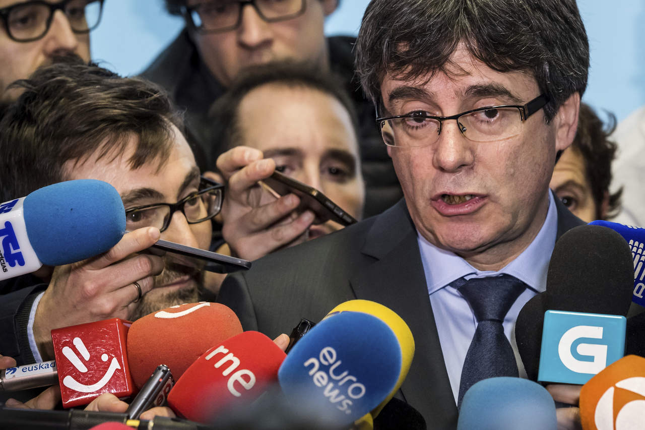 Constitucional español impide a Puigdemont una investidura a distancia. Noticias en tiempo real