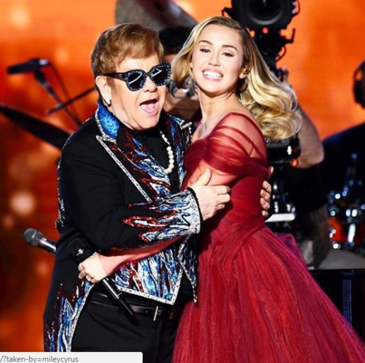 Miley Cyrus feliz a lado de Elton John. . Noticias en tiempo real