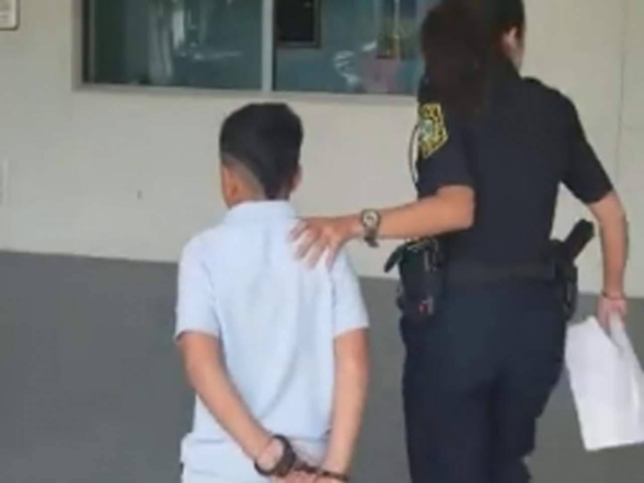 Arrestan a niño de siete años por golpear a maestra en Miami. Noticias en tiempo real