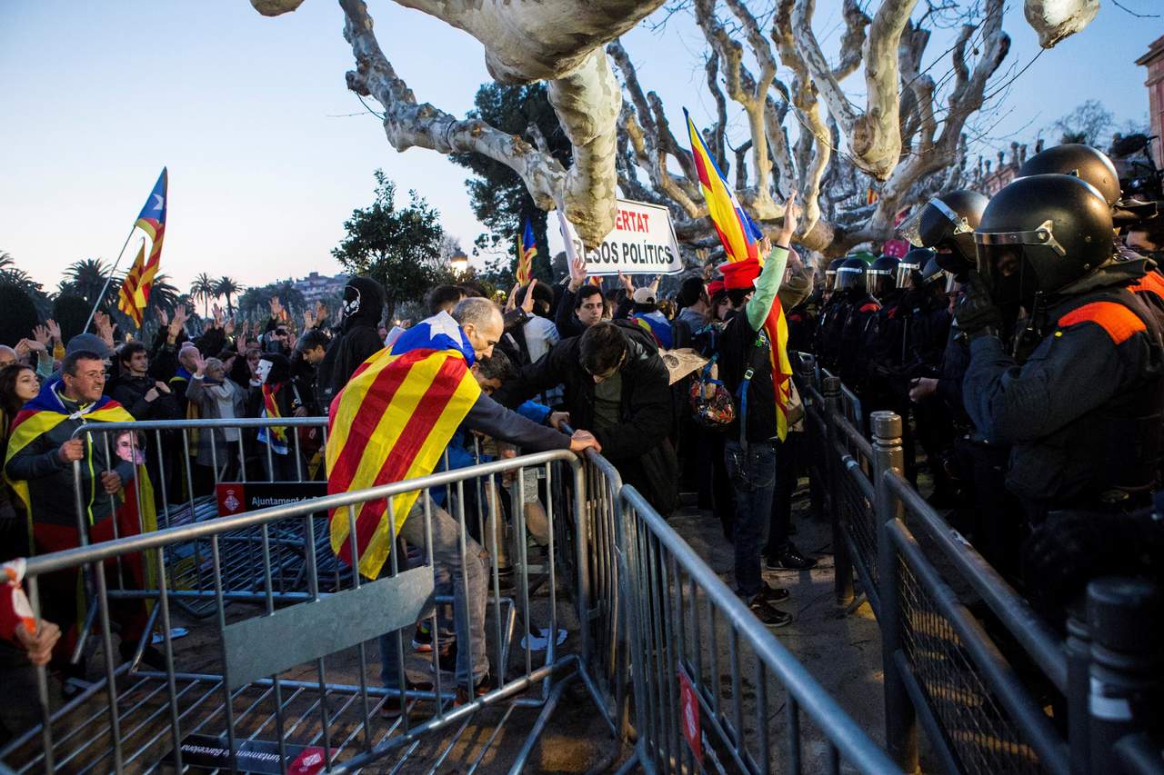 Manifestación irrumpe ante Parlamento catalán en apoyo a Puigdemont. Noticias en tiempo real