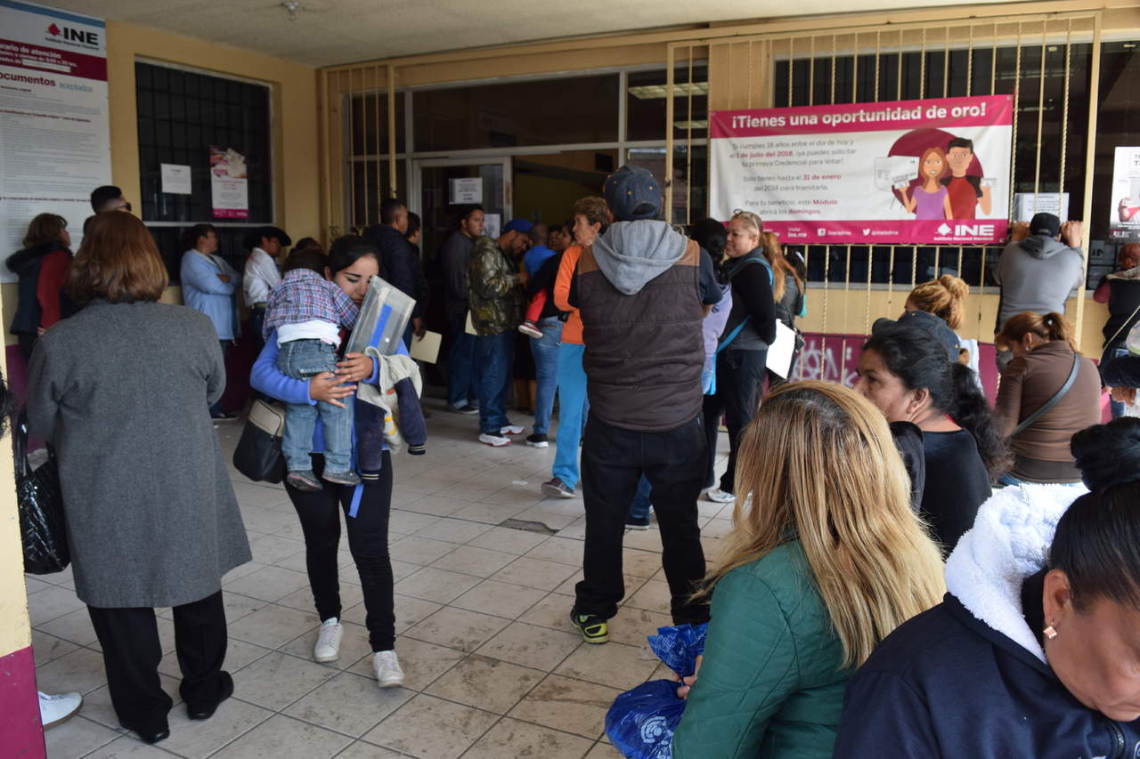 Ciudadanos abarrotan oficinas del INE en Gómez Palacio. Noticias en tiempo real