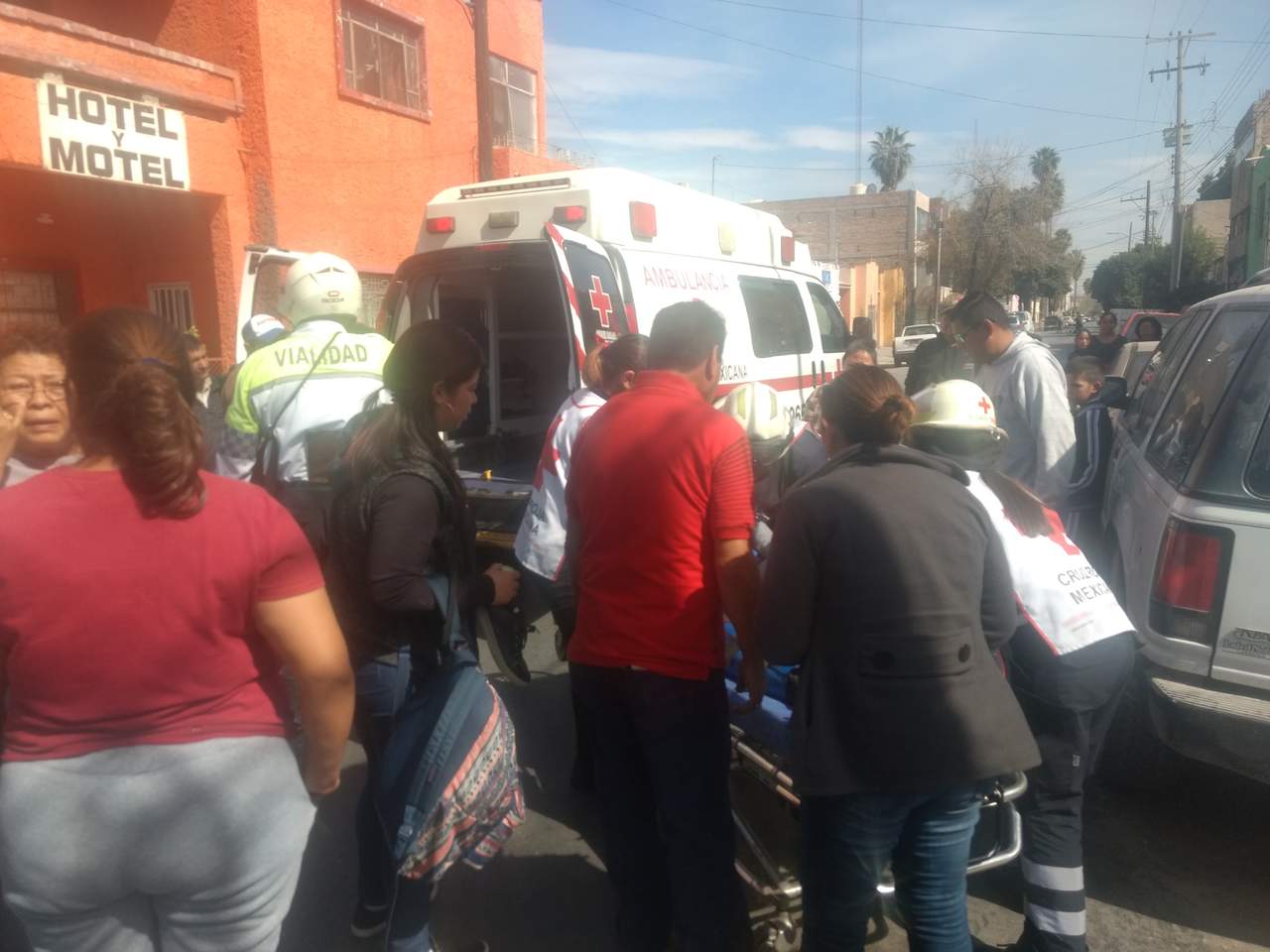 Motociclista arrolla a tres menores en Torreón. Noticias en tiempo real