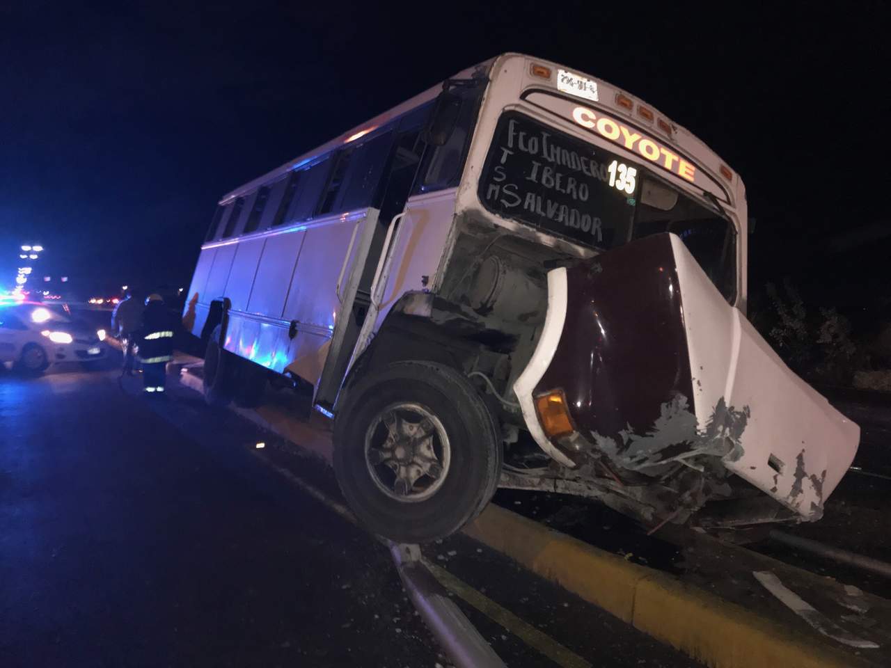 Autobús choca contra arbotante en la Torreón-San Pedro; 5 lesionados. Noticias en tiempo real