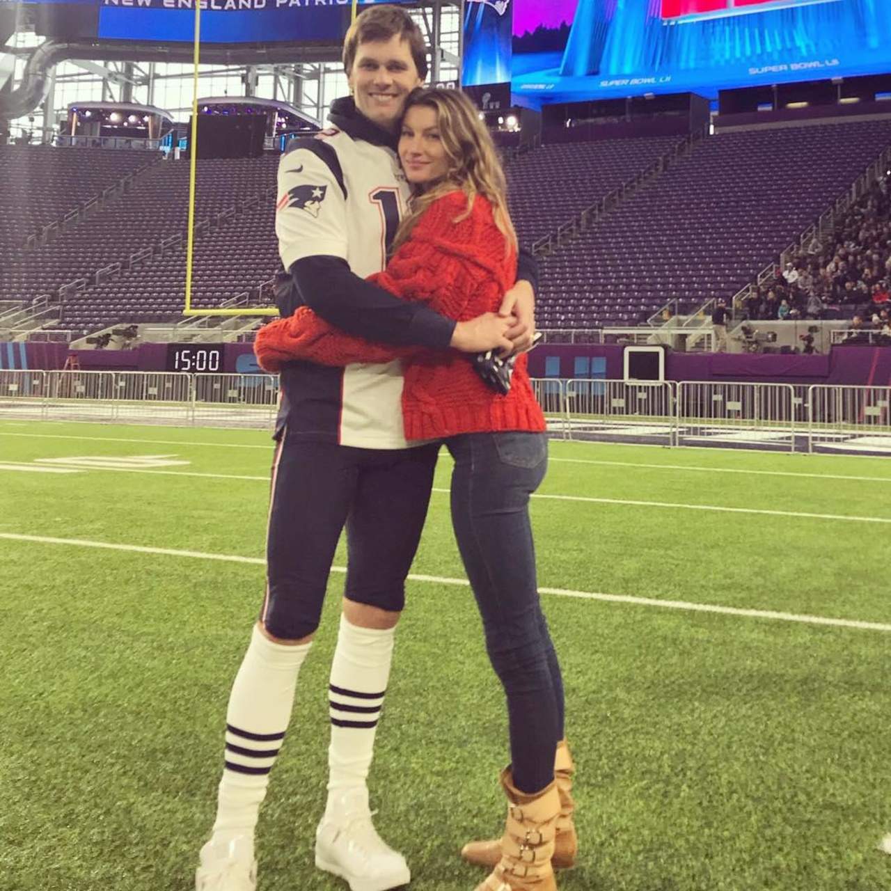 Alienta Bündchen a Tom Brady para el Super Bowl. Noticias en tiempo real