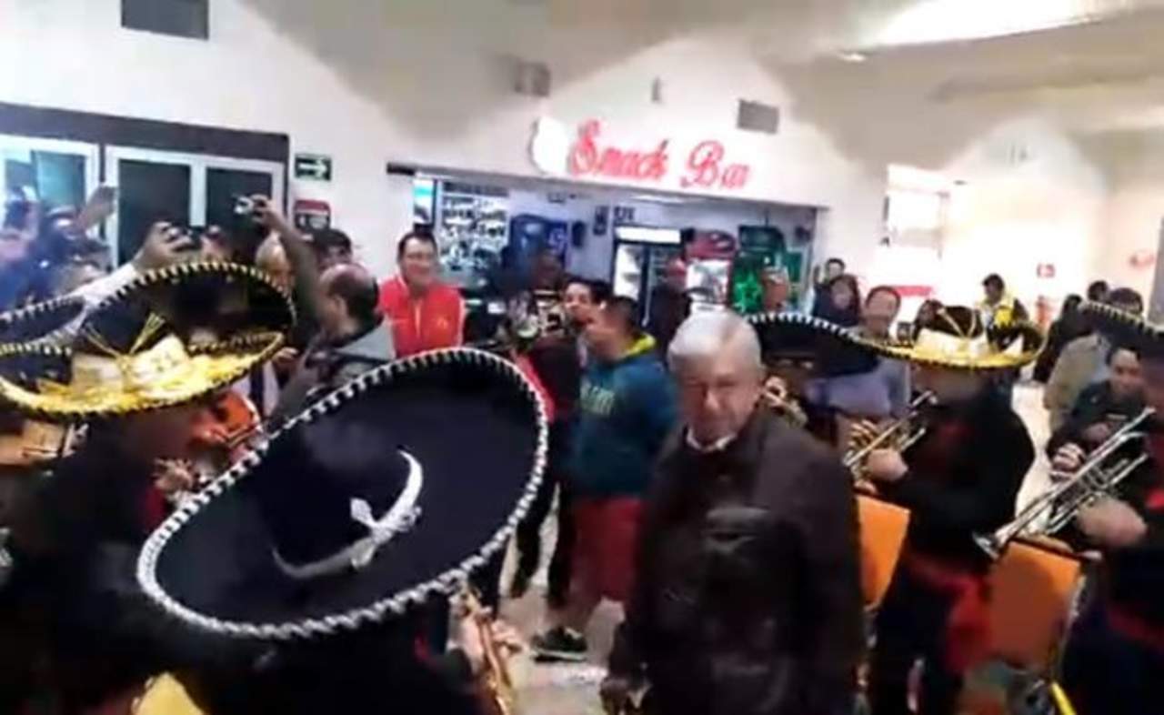 Reciben a López Obrador con mariachi en Durango. Noticias en tiempo real