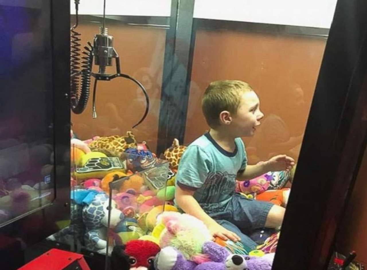 Niño queda atrapado dentro de una máquina de juguetes. Noticias en tiempo real
