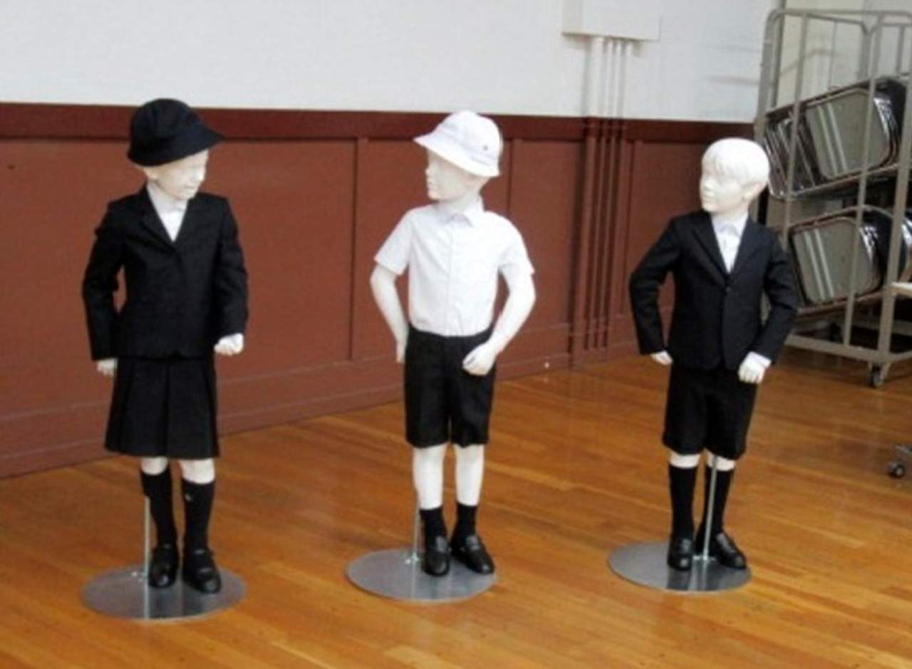 Escuela primaria es criticada por sus uniformes Giorgio Armani. Noticias en tiempo real