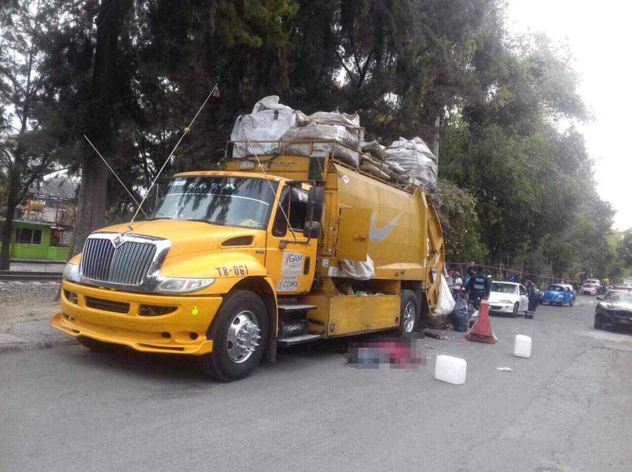 Hombre muere al ser prensado por compactadora de camión de basura. Noticias en tiempo real
