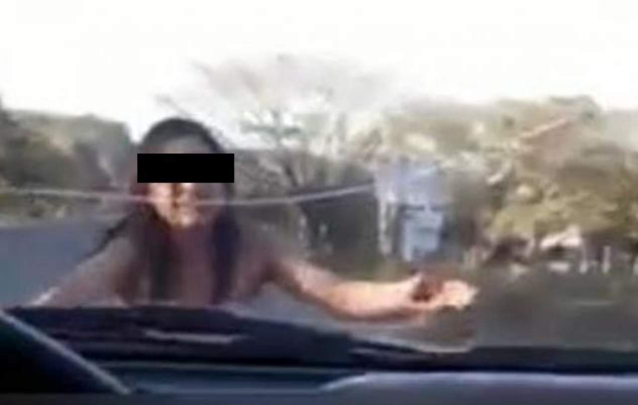 Mujer desnuda pide ayuda en la carretera de Chiapas. Noticias en tiempo real