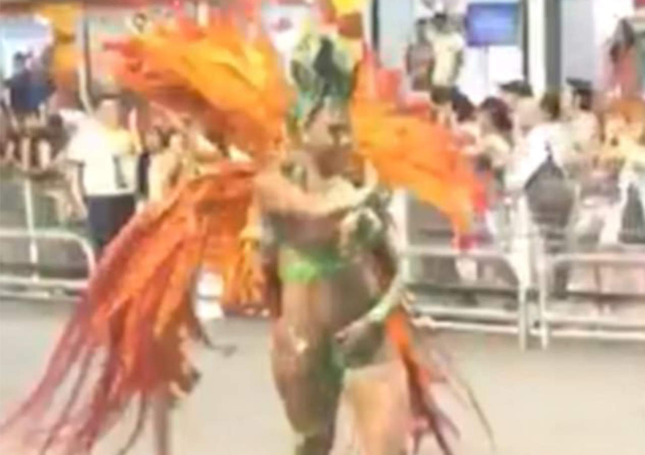 Bailarina sufre vergonzoso accidente durante Carnaval. Noticias en tiempo real