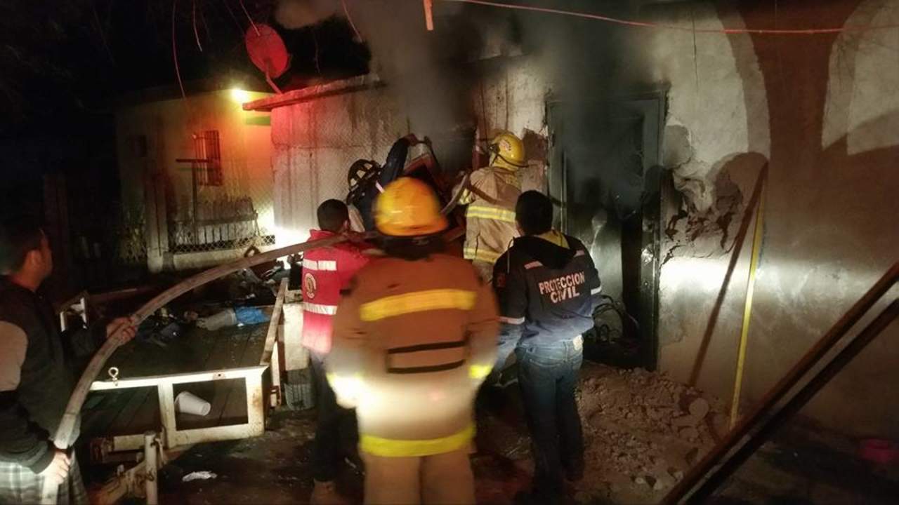 Fallece matrimonio en incendio de su casa; rescatan a 4 menores. Noticias en tiempo real