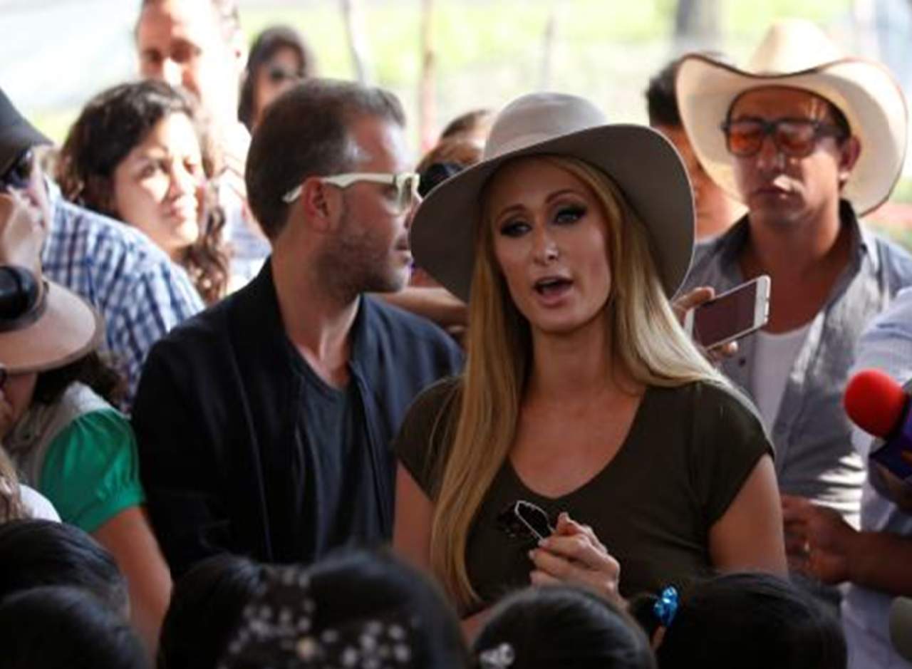 Damnificados por el sismo acusan a Paris Hilton de fraude. Noticias en tiempo real