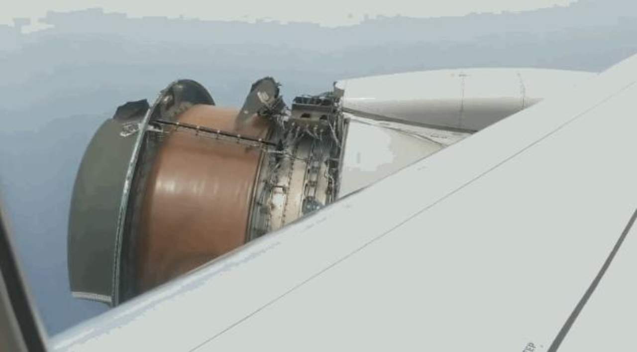 Motor de avión se desintegra en pleno vuelo. Noticias en tiempo real
