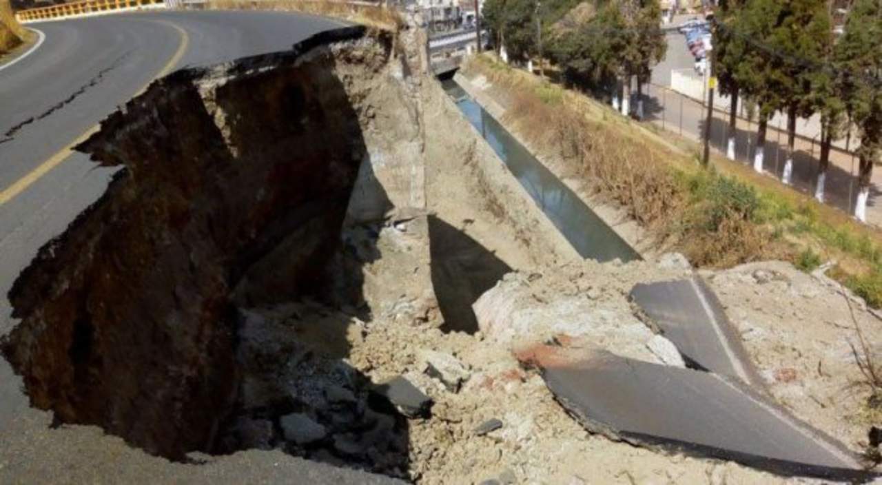 Surge socavón en carretera federal de Tlaxcala. Noticias en tiempo real