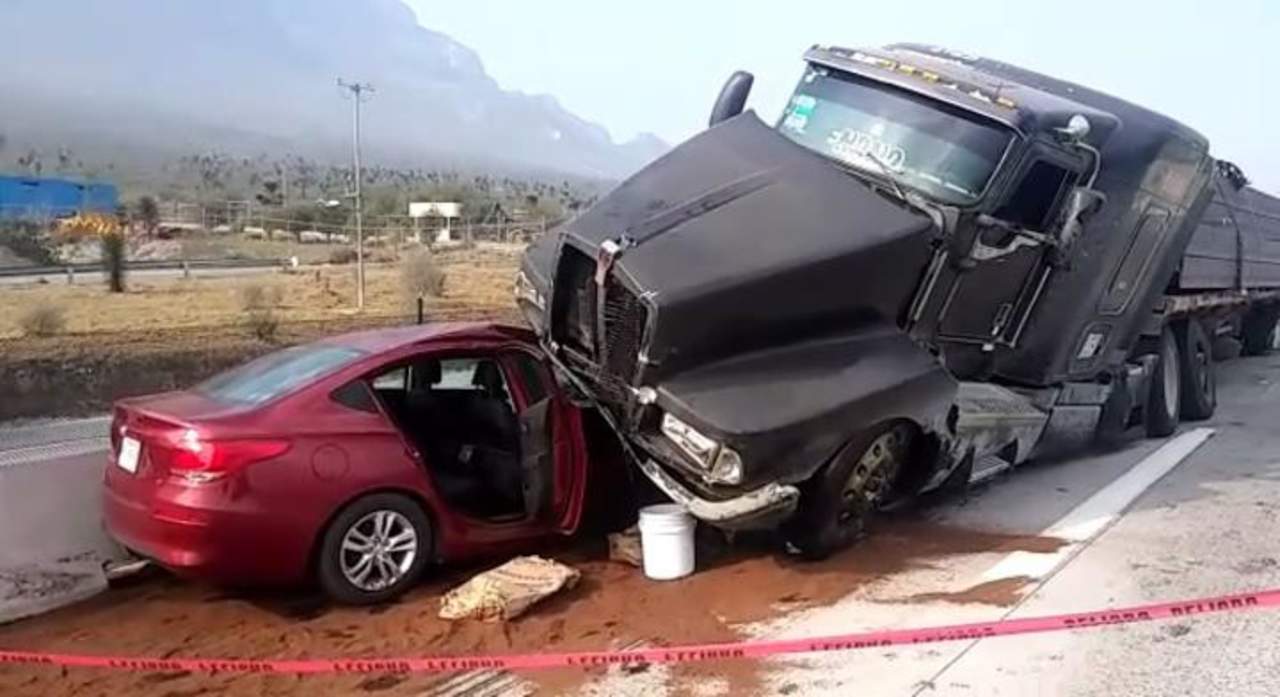 Tráiler se impacta contra dos autos y daña caseta en la Monterrey-Saltillo. Noticias en tiempo real