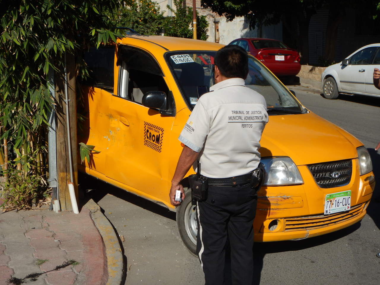 Taxi no respeta alto; es impactado por camión del Simas. Noticias en tiempo real
