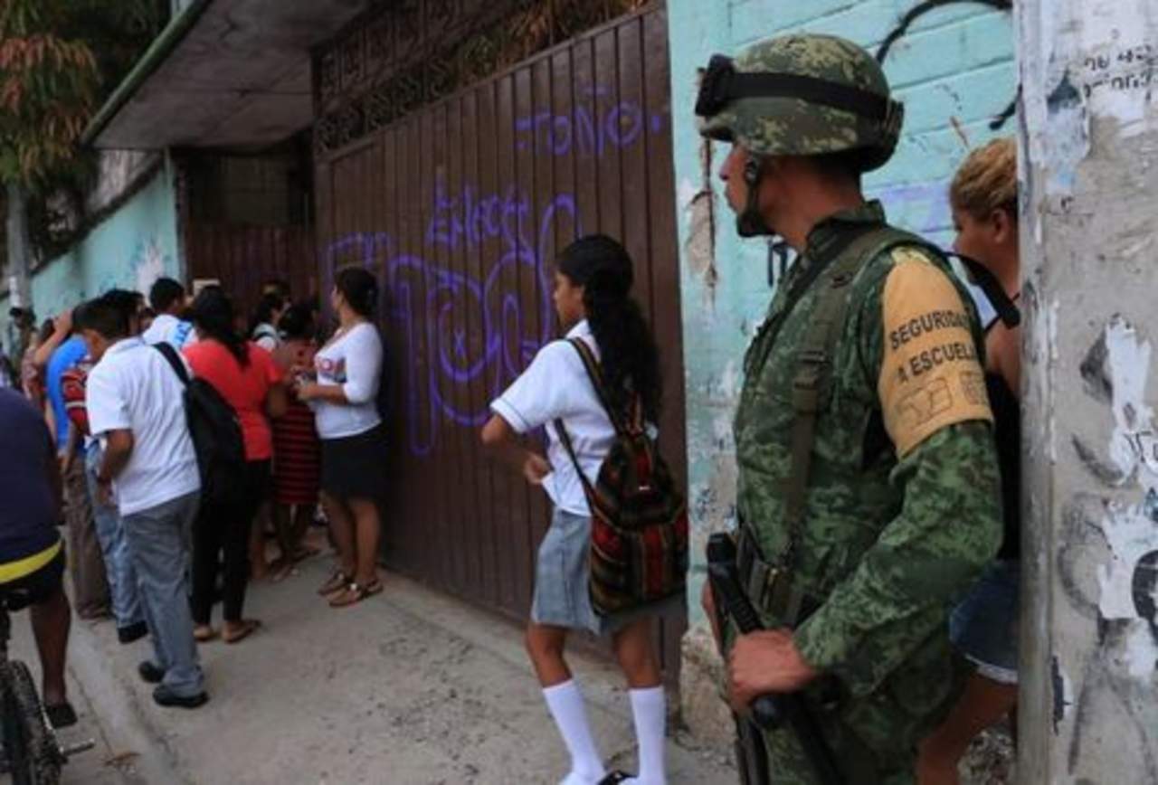 Vigilan 221 militares escuelas en Acapulco. Noticias en tiempo real
