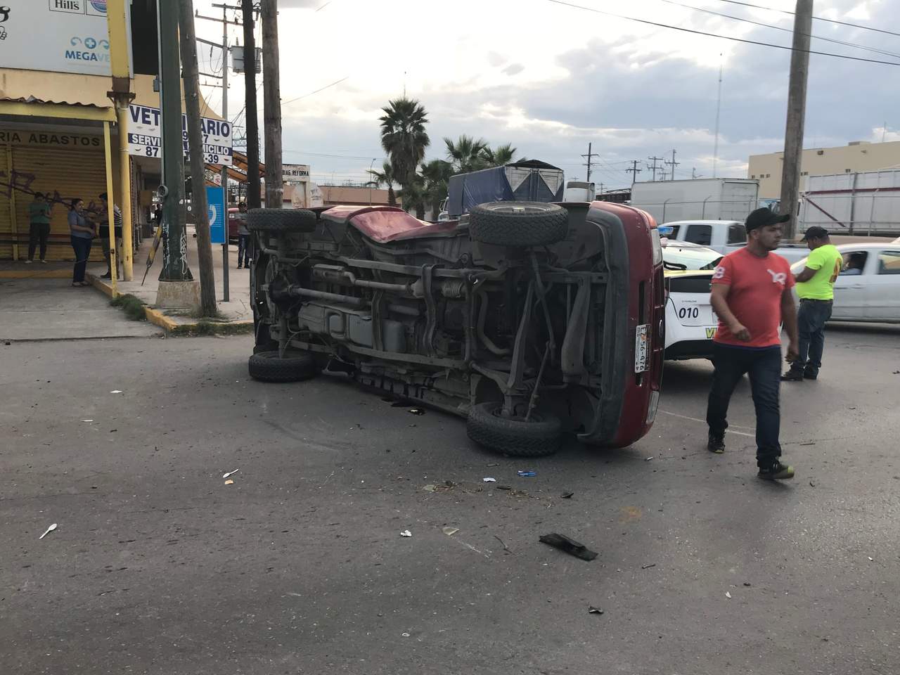 Vuelca camioneta frente al Mercado de Abastos; dos lesionados. Noticias en tiempo real