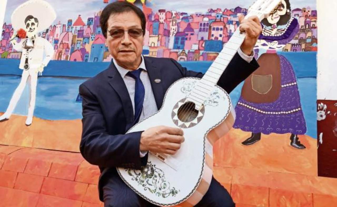 Rinden homenaje a creador de guitarra de Coco. Noticias en tiempo real