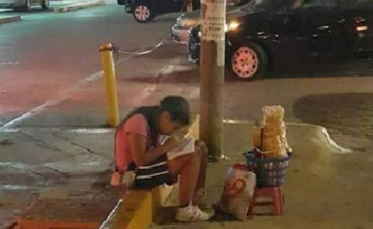 Captan a niña estudiando en la calle. Noticias en tiempo real