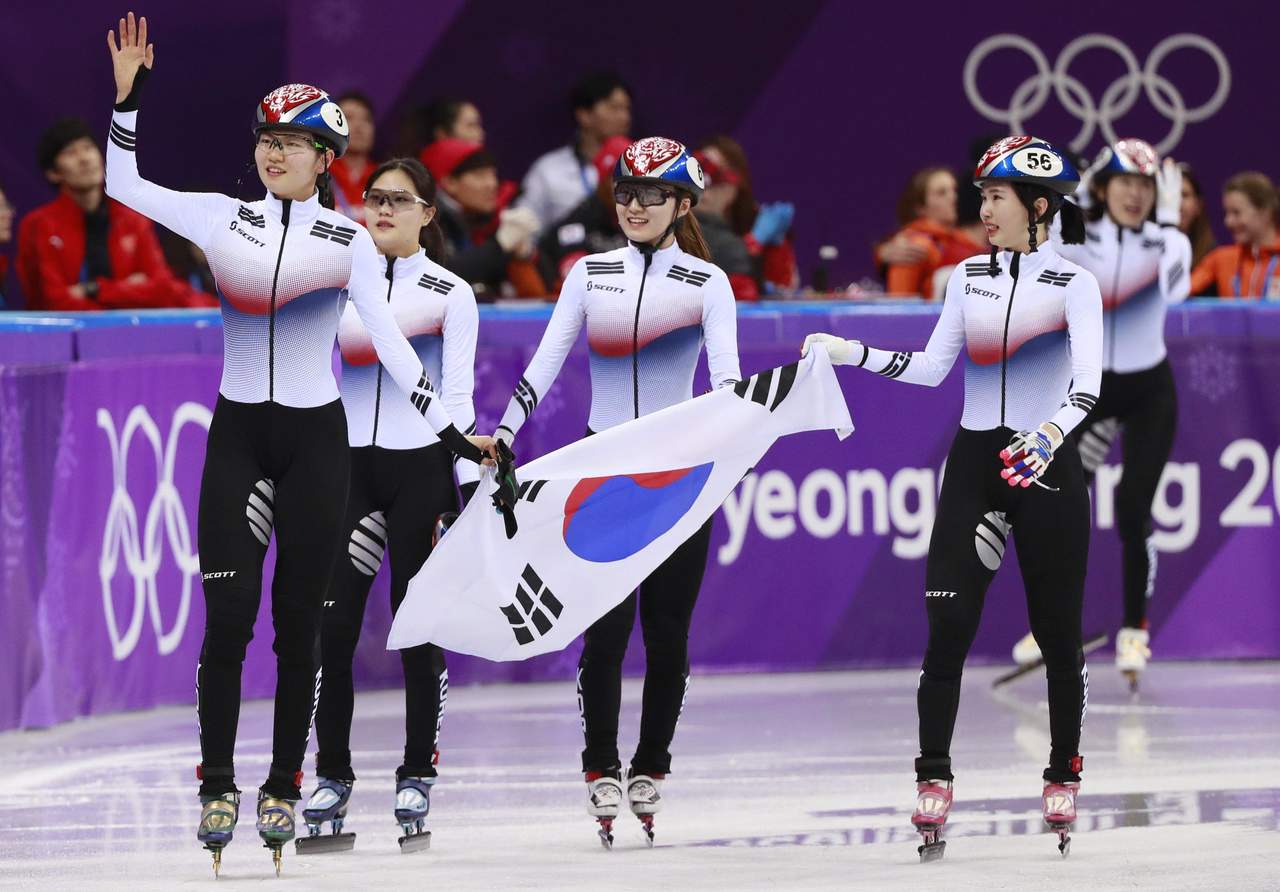 Corea del Sur gana ruda carrera de patinaje en pista corta. Noticias en tiempo real