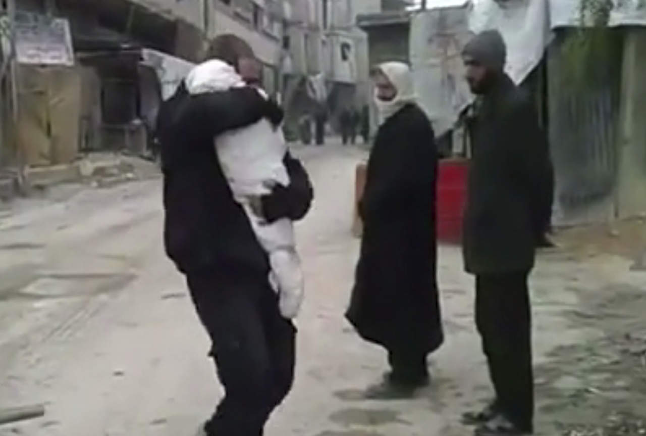 Conmueve padre que le da el último adiós a su hijo en Siria. Noticias en tiempo real
