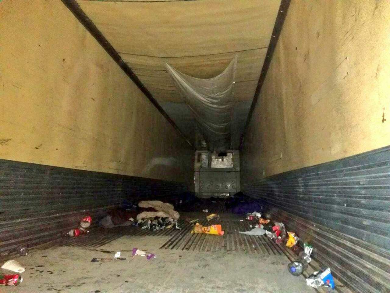 Agentes encuentran a 103 migrantes dentro de caja de tráiler en Tamaulipas. Noticias en tiempo real