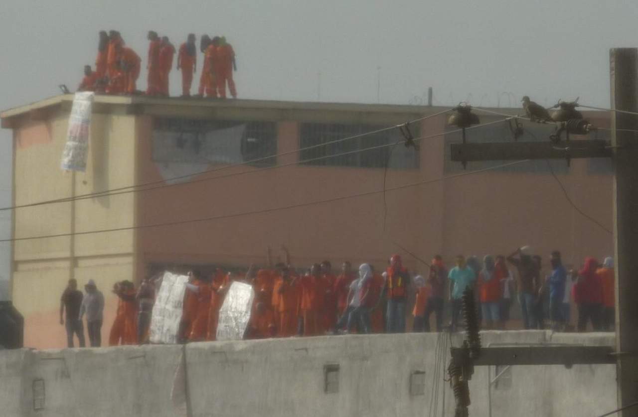 Reos protestan con mantas en penales de Apodaca y Topo Chico. Noticias en tiempo real