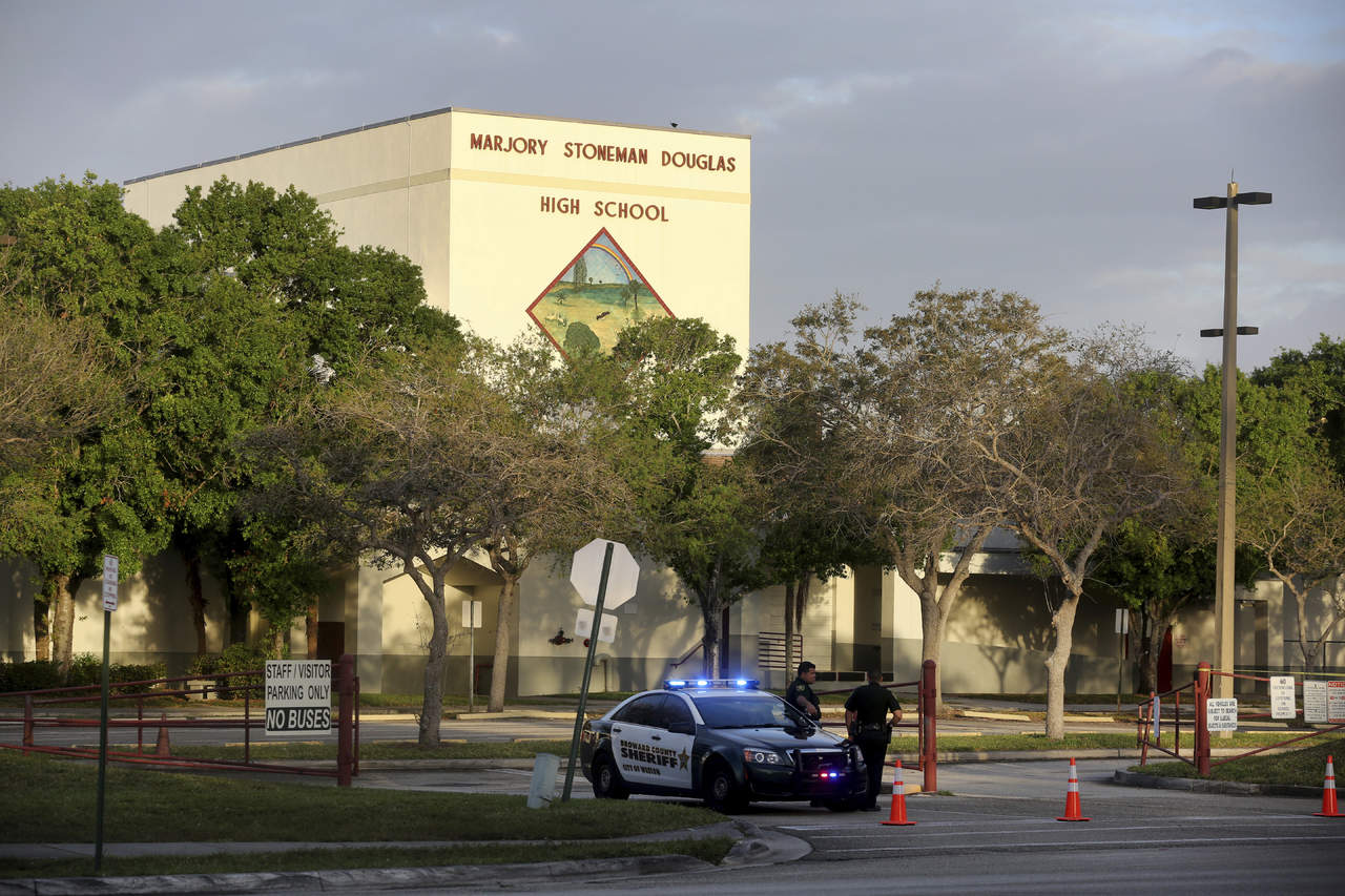 Vuelven maestros y personal a secundaria de Florida tras la matanza. Noticias en tiempo real